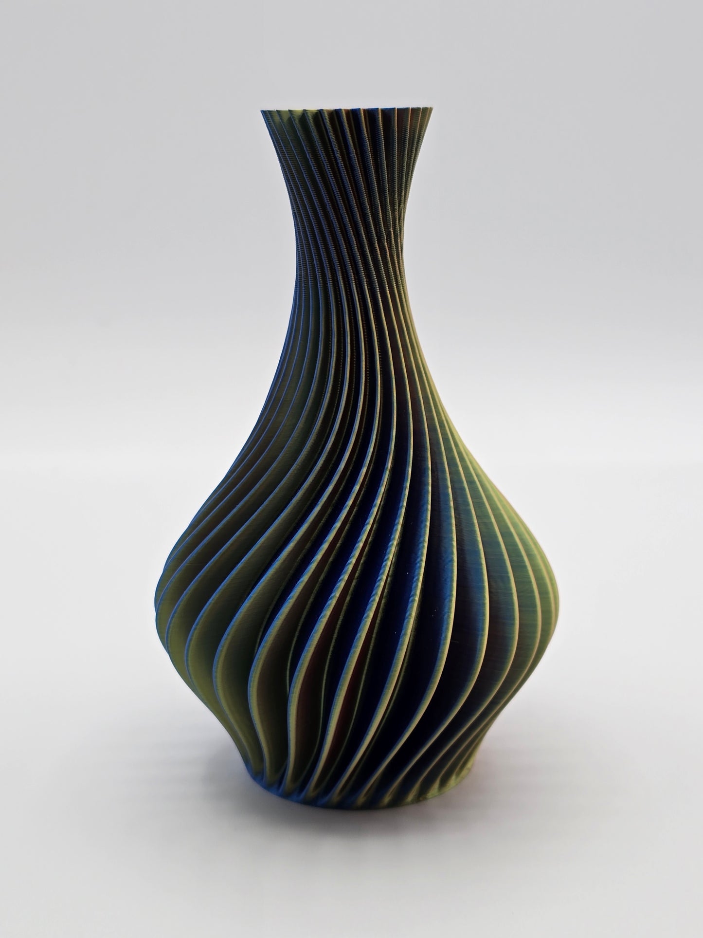 Organic Swirl Vase – Modern 3D Printed Decor