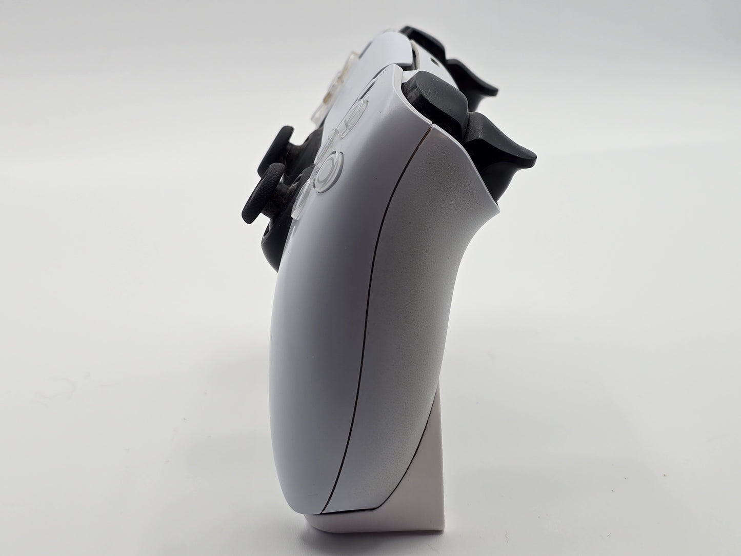 Invisible PS5 DualSense Controller Stand – Minimalist Desk Display