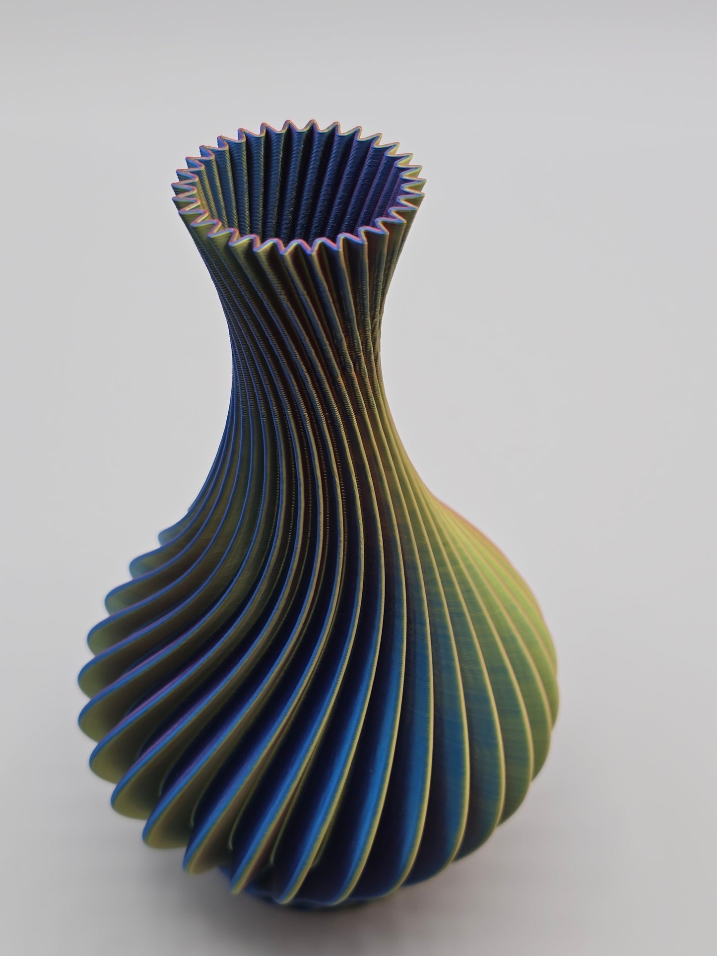 Organic Swirl Vase – Modern 3D Printed Decor