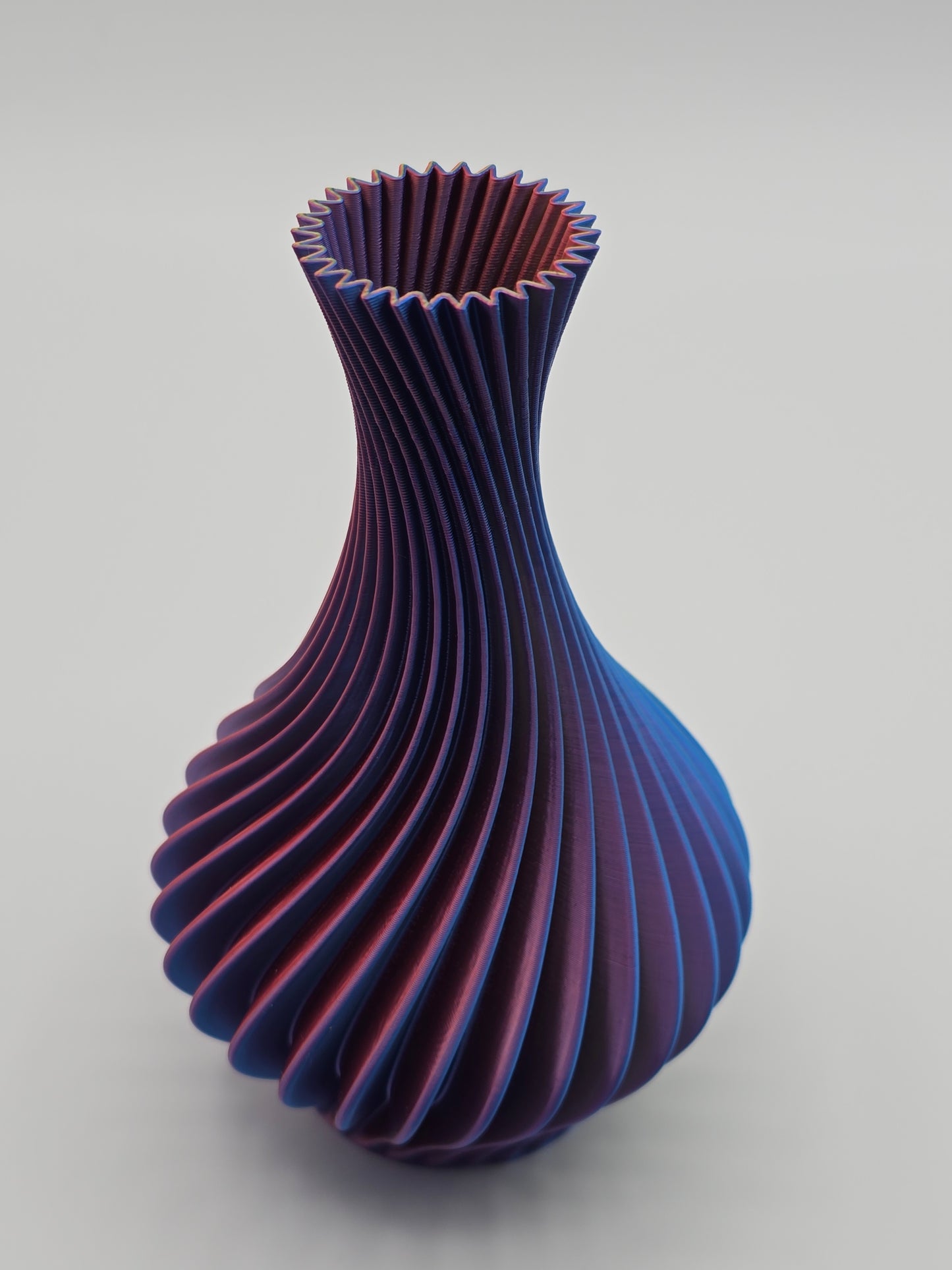 Organic Swirl Vase – Modern 3D Printed Decor