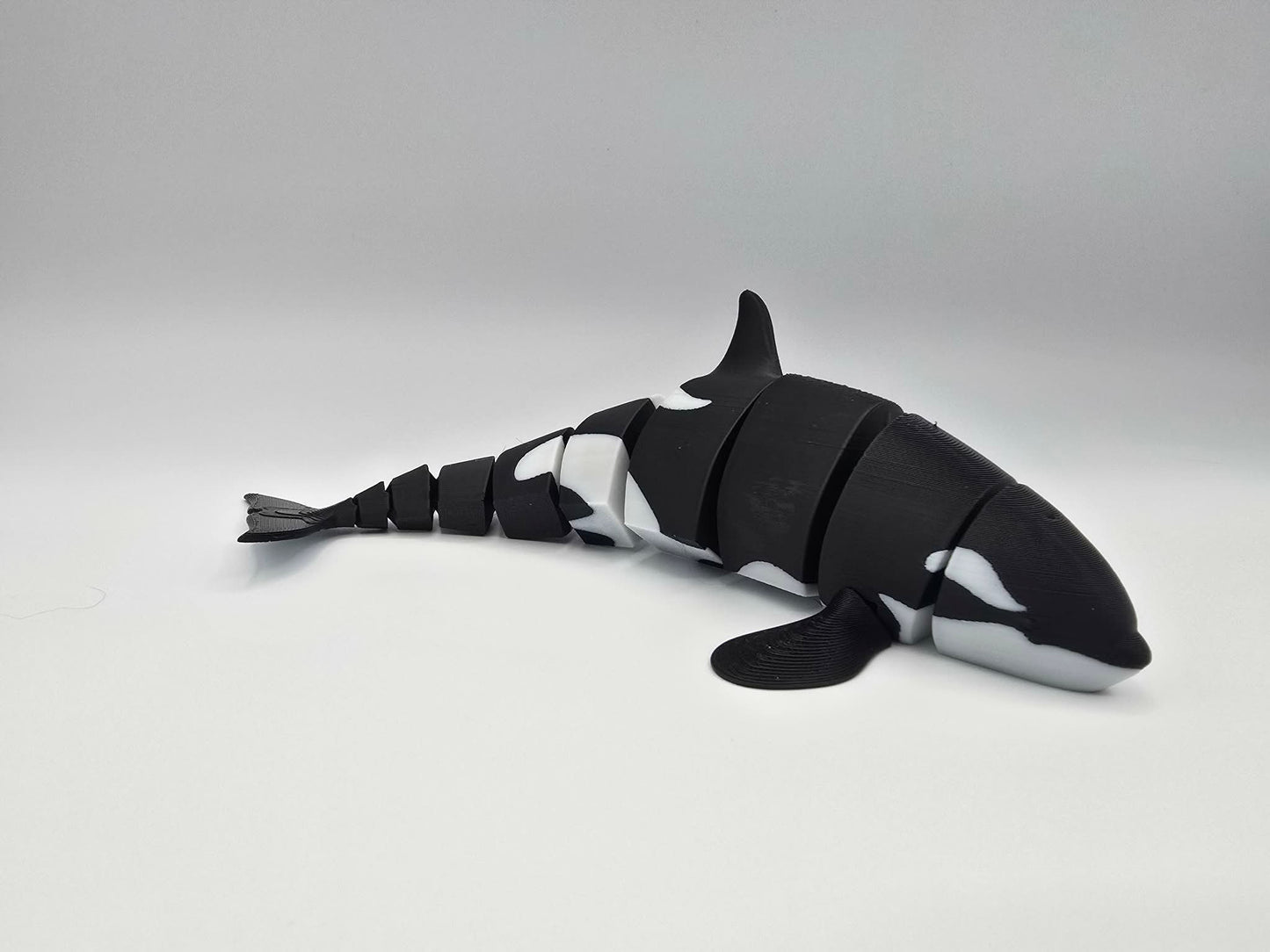 3D Printed Articulated Orca – Flexible Ocean Desk Toy – Black & White